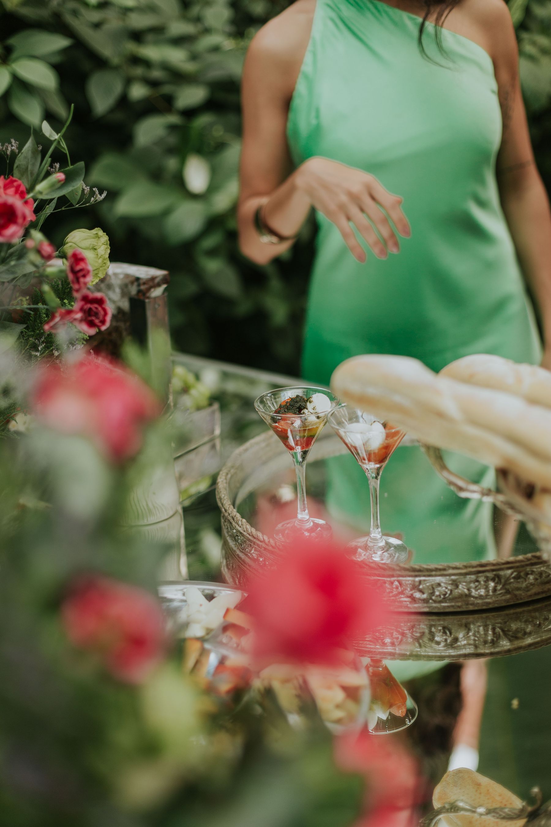 Elegante Veranstaltung mit Cocktails und floraler Dekoration